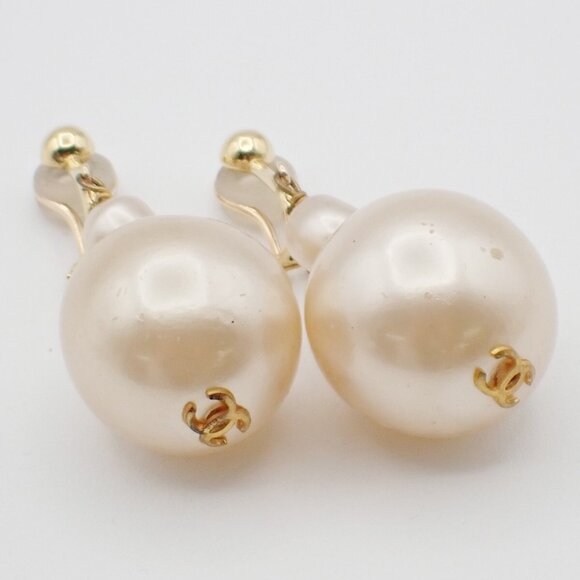 CHANEL CC Logo Imitation Pearl Dangle Drop Earrings Clip-On White - Picture 2 of 5